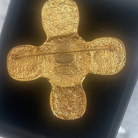 Real deal ALERT RARE circa 1993 Vintage Chanel Maltese Cross pin - Picture 2 of 8